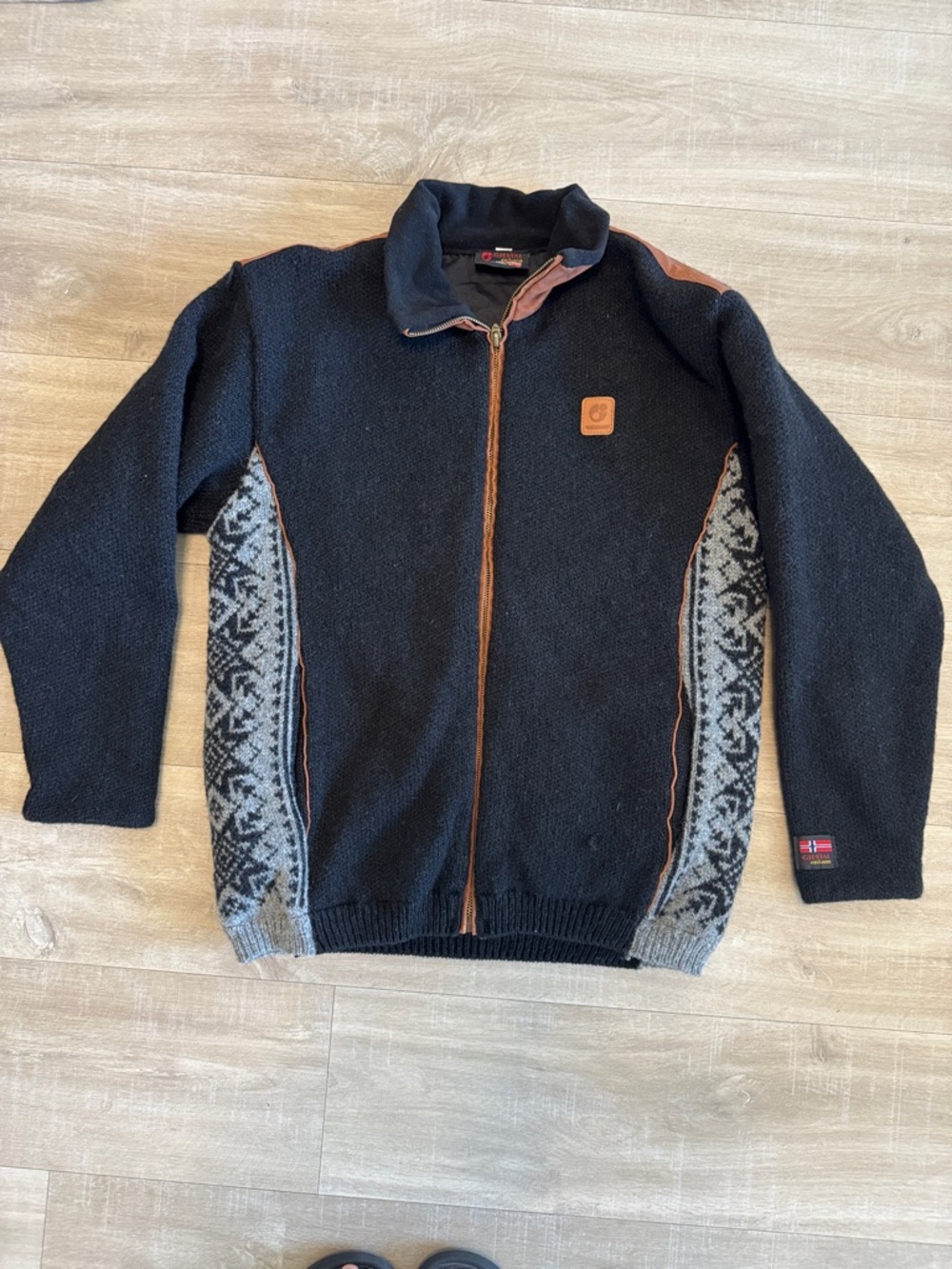 Women's ski Black Zip-Up Sweater size
Small - 💯 Norwegian wool